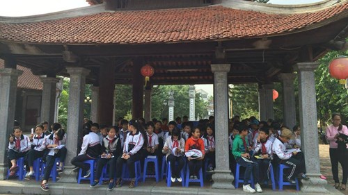Học sinh Đức Giang tham quan di tích lịch sử văn hóa trên địa bàn quận Long Biên